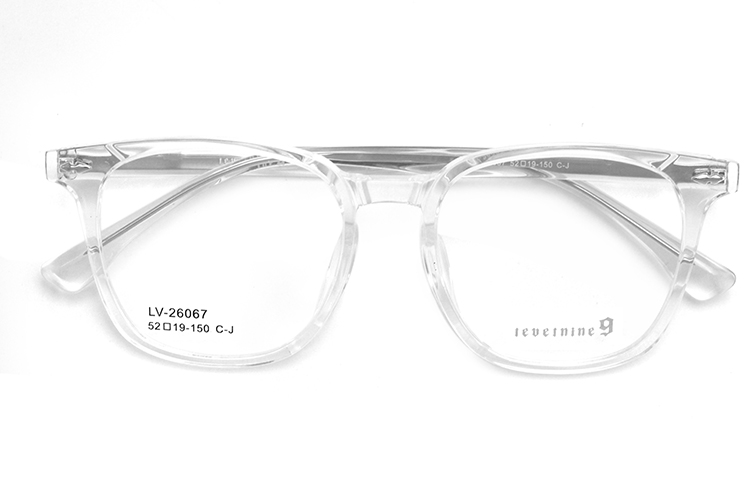 Os óculos com armação transparente ficarão amarelos?