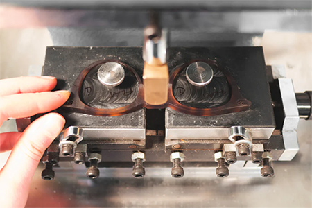 Fabricação de molduras de acetato