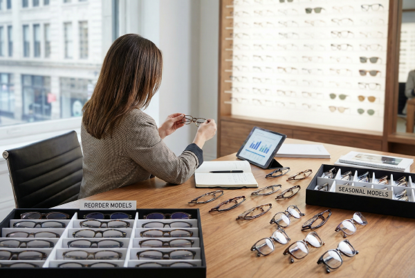 Guia de sele&ccedil;&atilde;o de arma&ccedil;&otilde;es de &oacute;culos no atacado Reordenar modelos versus arma&ccedil;&otilde;es sazonais